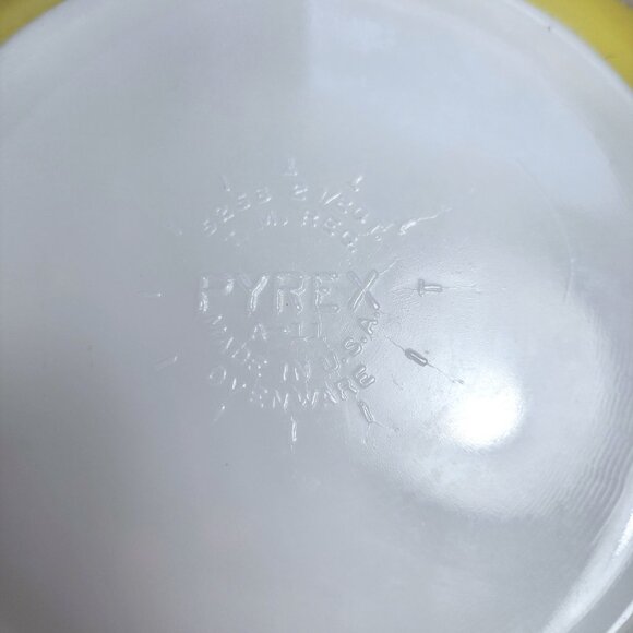 Pyrex Hostess Square Bowl Yellow Serving Dish Ovenware 2 1/2 Quart Vintage - Picture 9 of 11